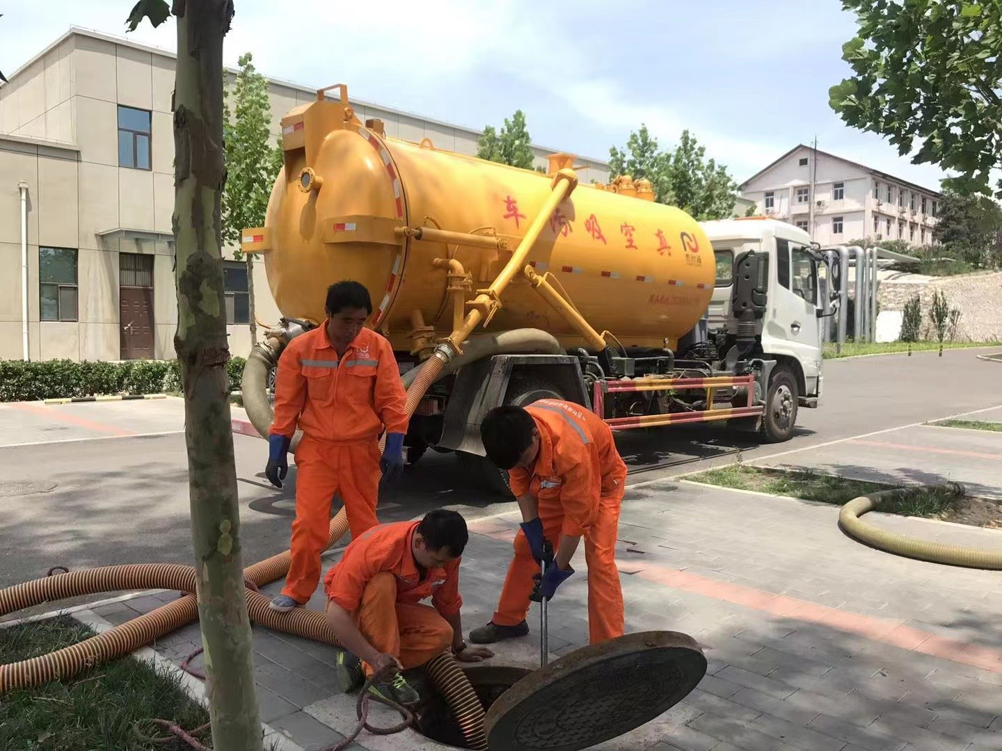 佛子山镇管道疏通车停在窨井附近