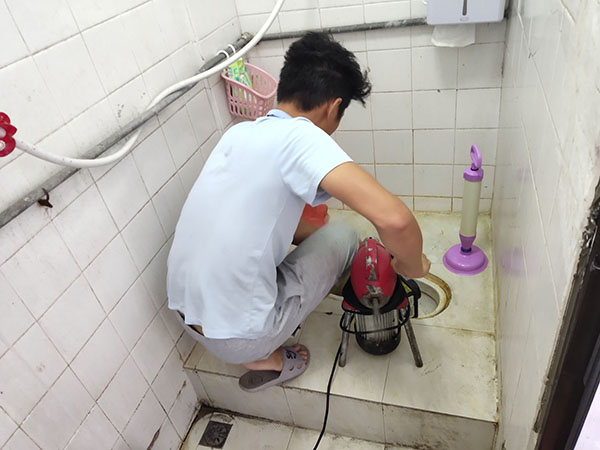 佛子山镇管道堵塞冒臭气 专业师傅现场解决问题