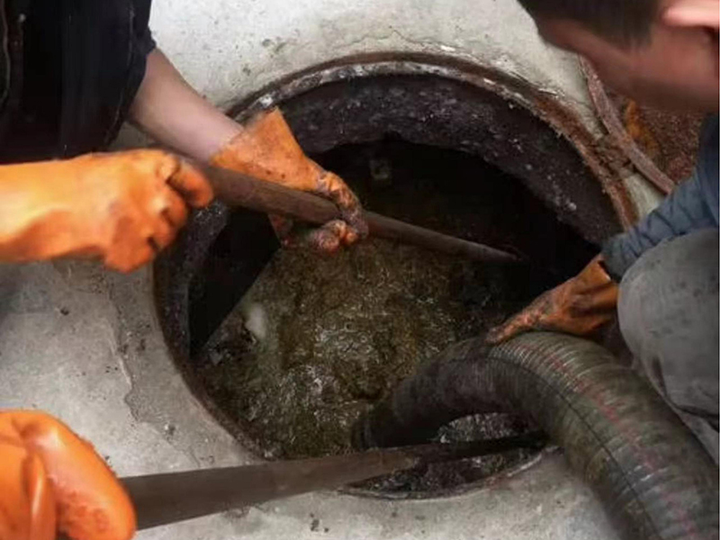 佛子山镇清理化粪池时如何避免沼气的危害?